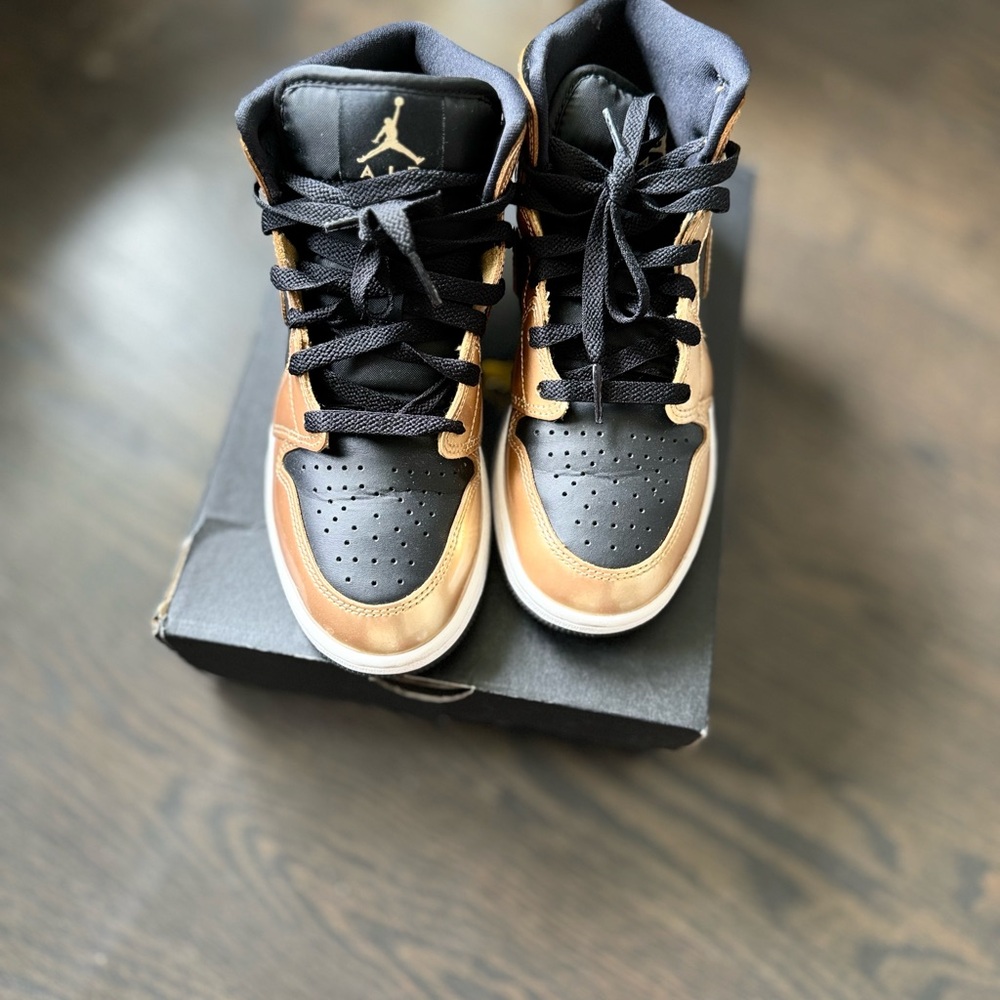 Air Jordan 1 Mid SE (GS) size 4Y